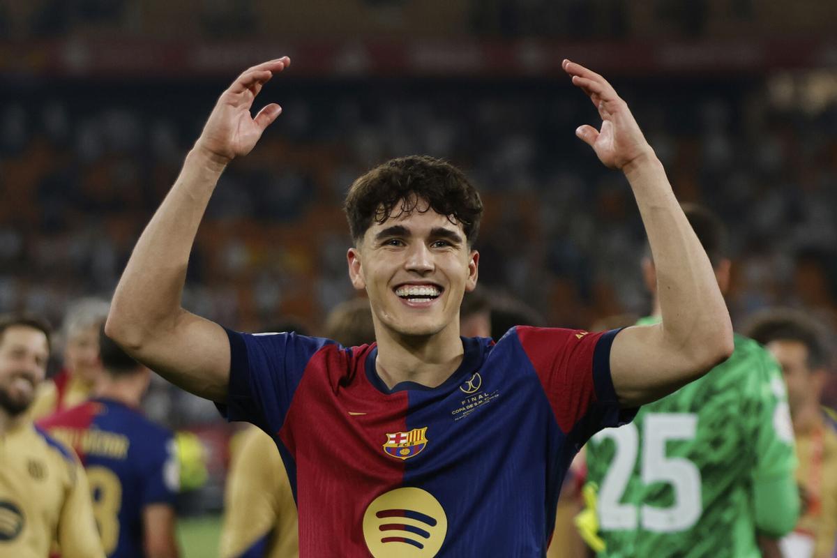 Pau Cubarsí celebra su primera Copa del Rey con el Barça