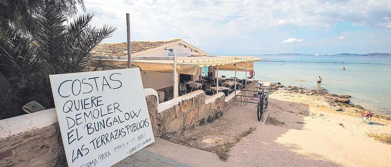 Cartel de protesta ante El Bungalow, en una imagen de archivo.