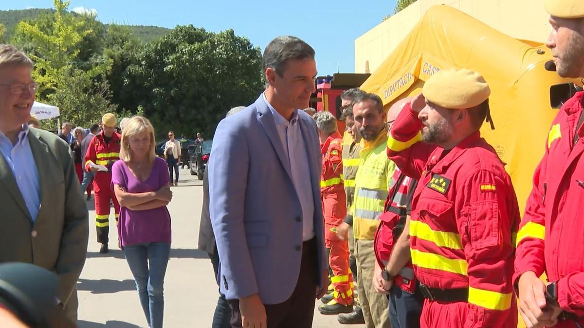 Pedro Sánchez, acompañado por Ximo Puig, en la visita al PMA del incendio de Bejís