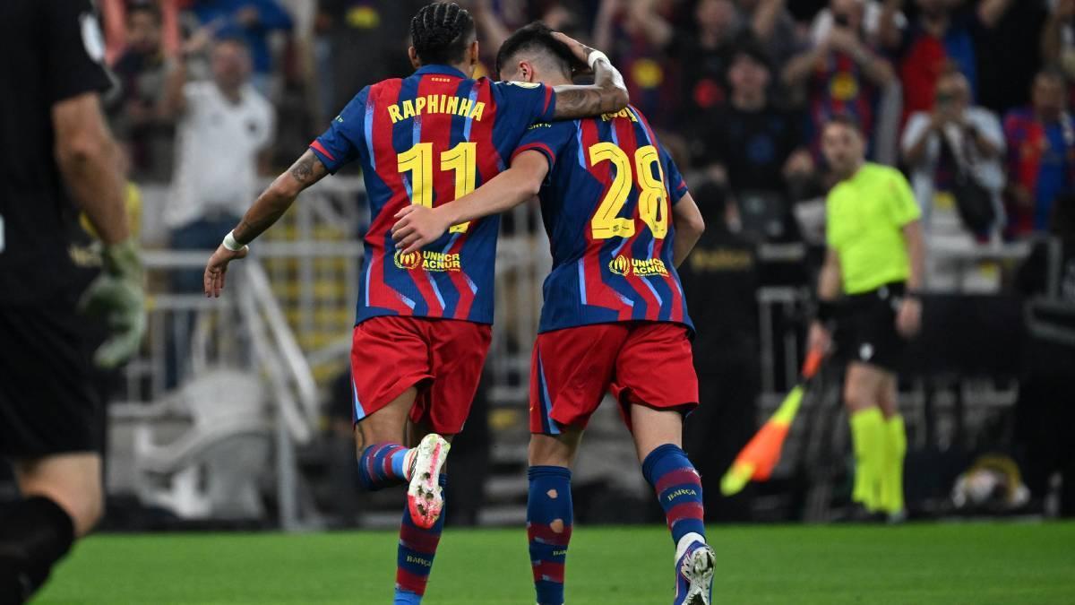Raphinha y Bardghji celebran uno de los goles del brasileño