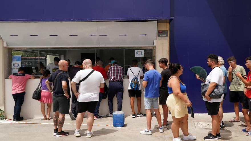 Largas colas protagonizan el primer día de la campaña de abonados del Málaga CF