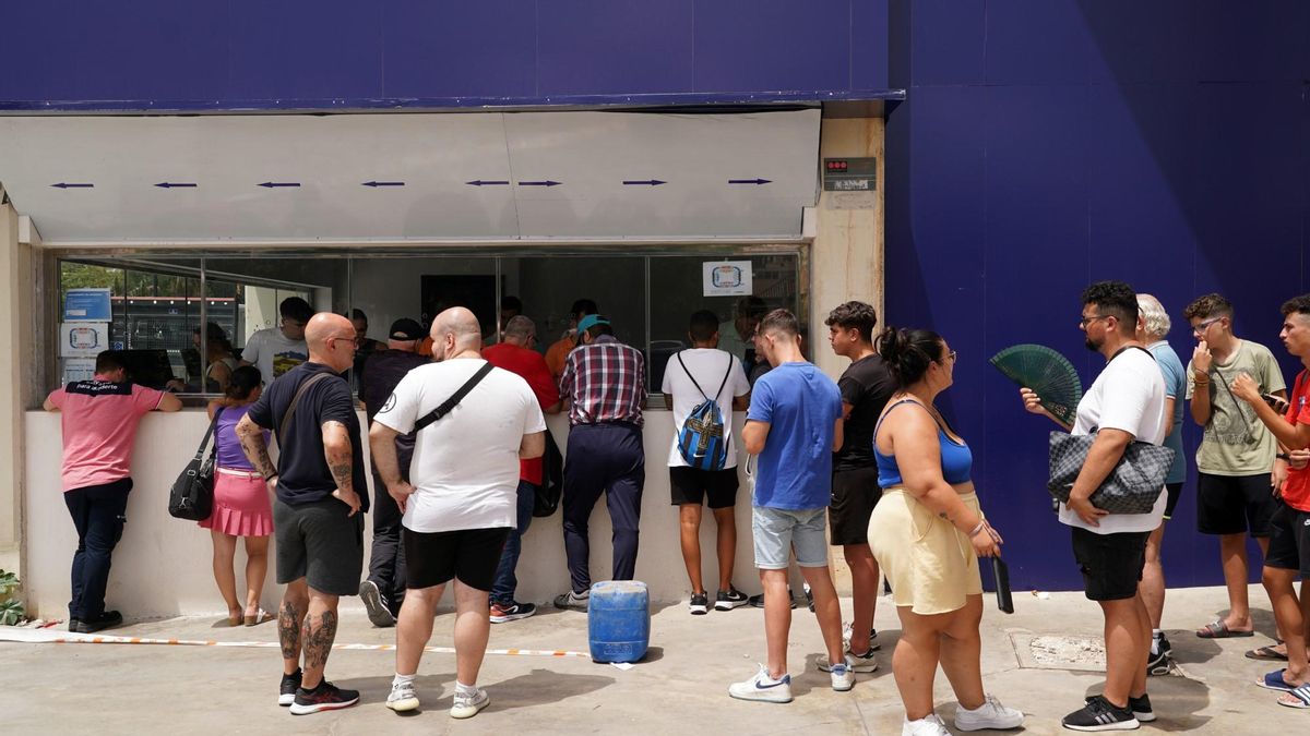 Colas en La Rosaleda el primer día de la campaña de abonos.