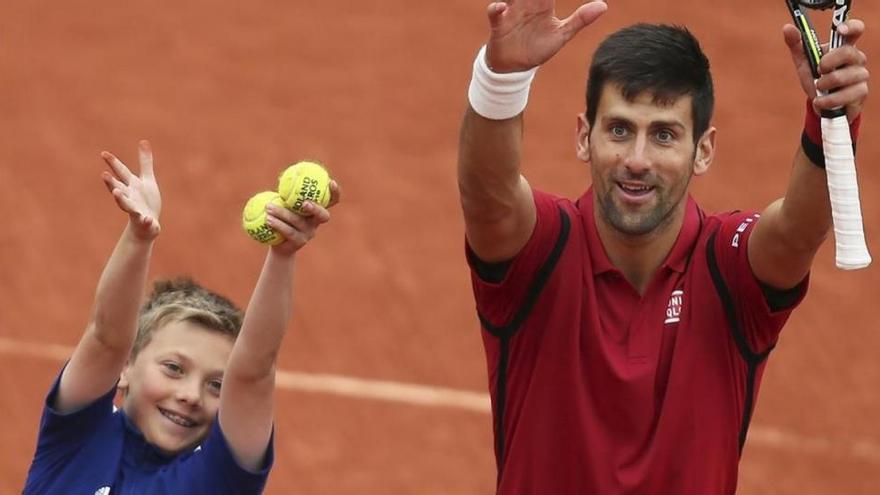 Djokovic sigue con paso firme en Roland Garros