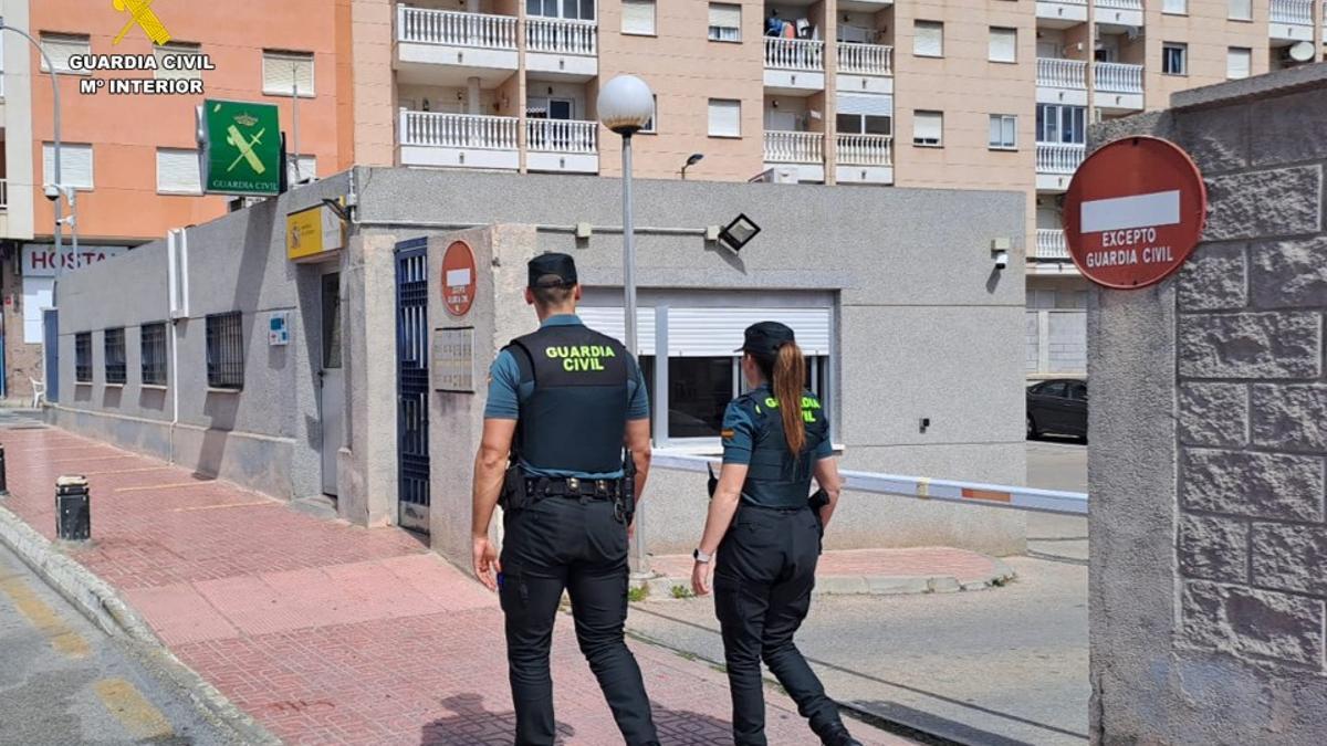 Agentes en el puesto principal de la Guardia Civil en Torrevieja