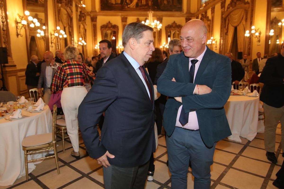 El ministro de Agricultura, Luis Planas, con el presidente de la Diputación, Antonio Ruiz, este viernes en Córdoba.