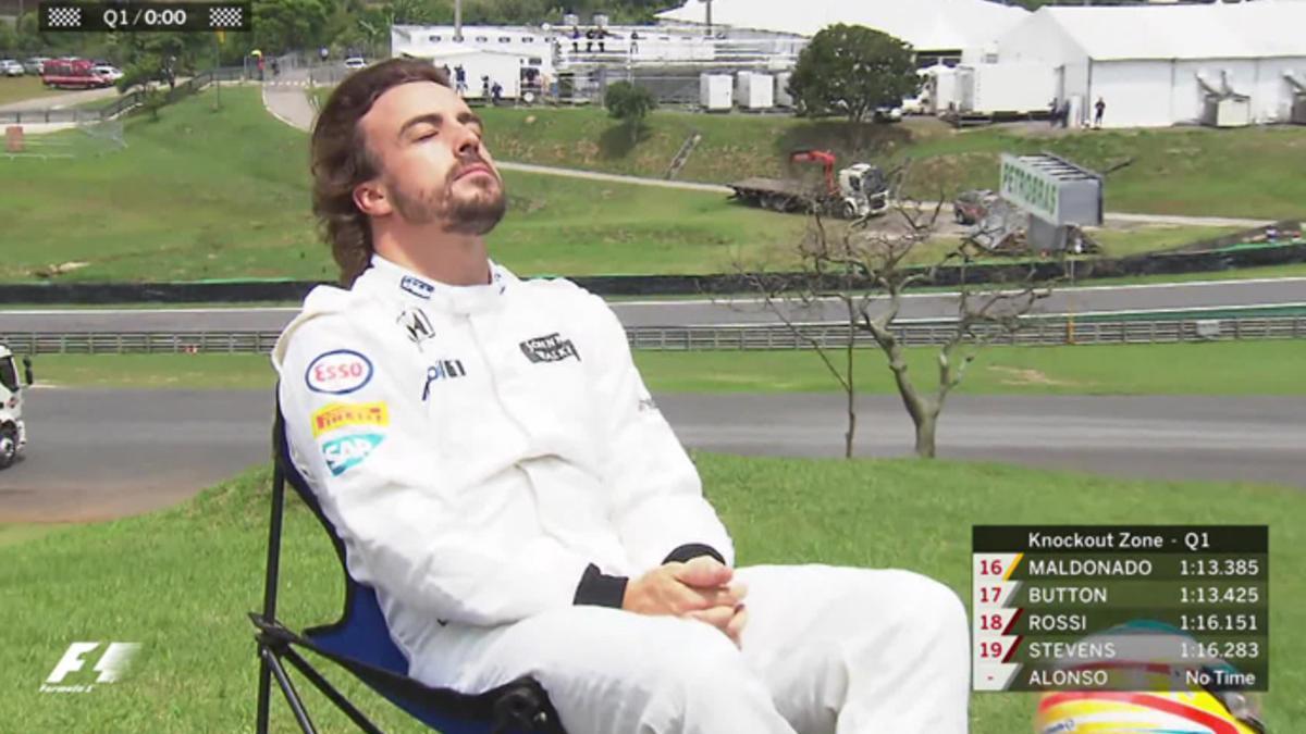 Alonso tomando el sol en la Q1 de Brasil hace un año