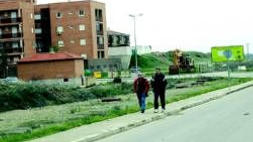 Convocan dos protestas por las carencias del residencial Gredos