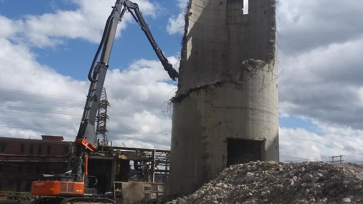 Últimos restos de la chimenea de la central térmica de Lada, en Langreo (Asturias), cuyo derribo concluyó esta semana.