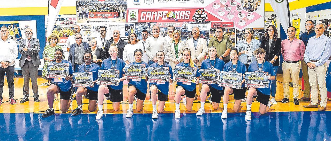 Las jugadoras y cuerpo técnico del SPAR Gran Canaria, campeón de España Júnior, fueron homenajeadas sobre la pista de La Paterna por las autoridades.
