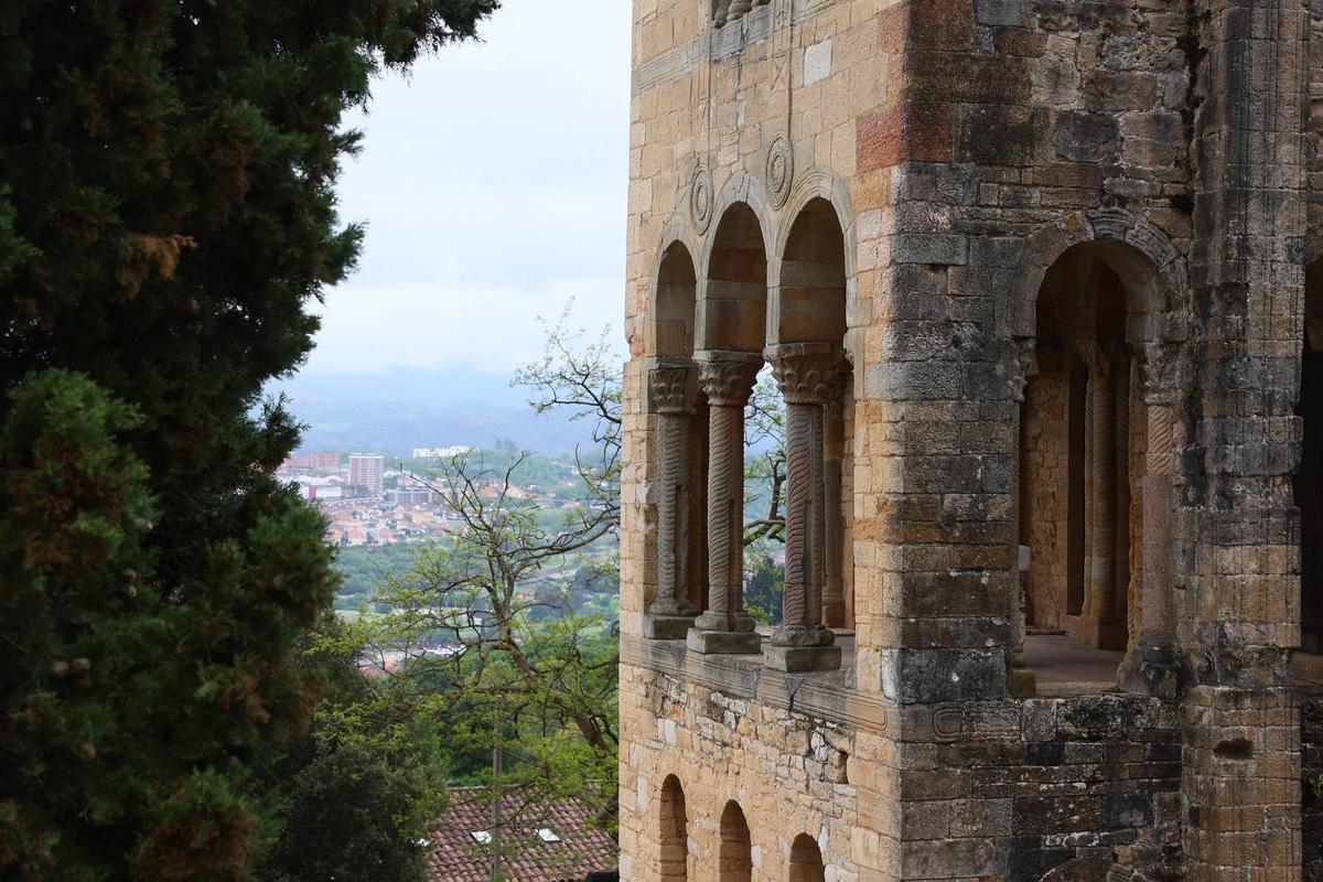 Santa María del Naranco con Oviedo al fondo