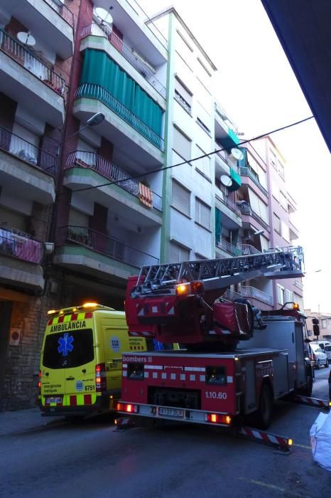 Els Bombers participen en un servei de telessistència al carrer Lepant