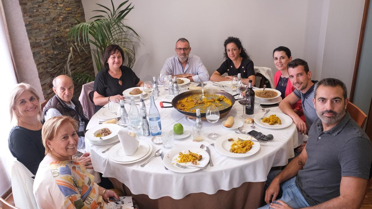 La mesa de autoridades estuvo presidida por la diputada comarcal del Medio Vinalopó y alcaldesa de Algueña, María del Carmen Jover, y la primera teniente de alcalde de Pinoso, Silvia Verdú.