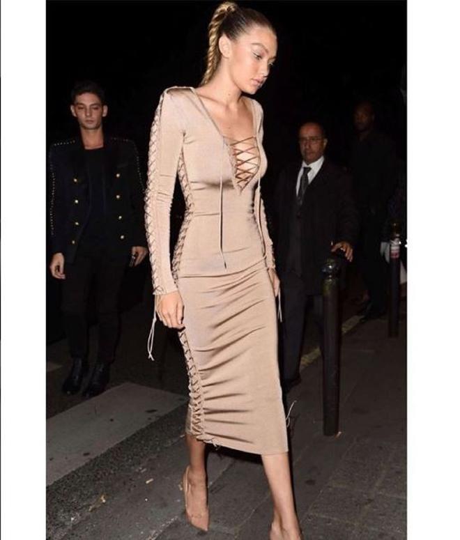 Gigi Hadid con vestido 'lace up'