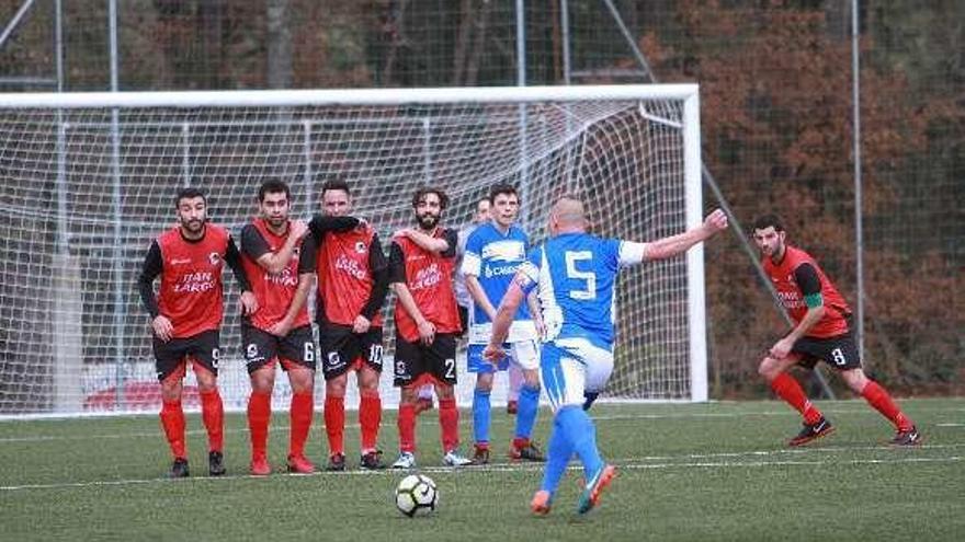 La barrera del Loñoá ante el lanzamiento de Mario, del Verín. // I. O.