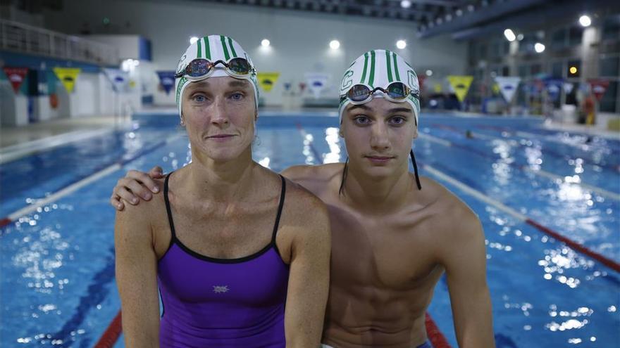 Una familia unida por la piscina