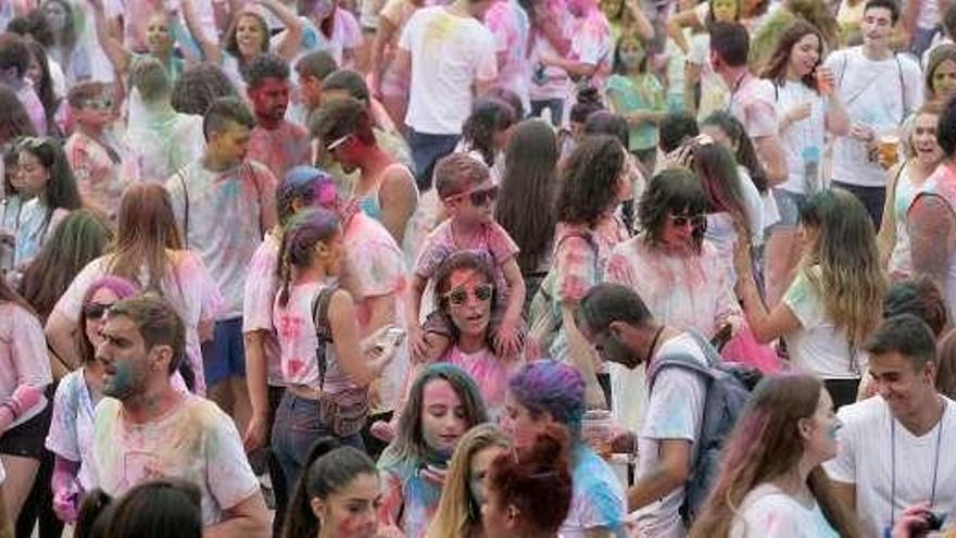 Participantes en la &quot;Holi Party&quot; el año pasado en el Niemeyer.