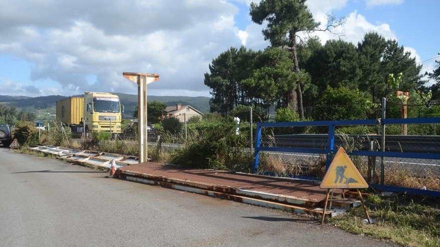 Planchas depositadas junto a los soportes de la pasarela peatonal. // Noé Parga