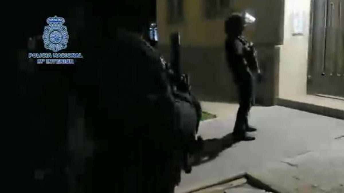 Agentes de la Policía Nacional intervienen de noche en una de las casas.