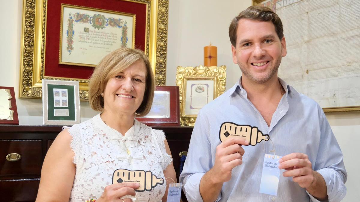 Pilar López y Fernando Priego, en la presentación de las ayudas del Ayuntamiento de Cabra para incentivar la natalidad.