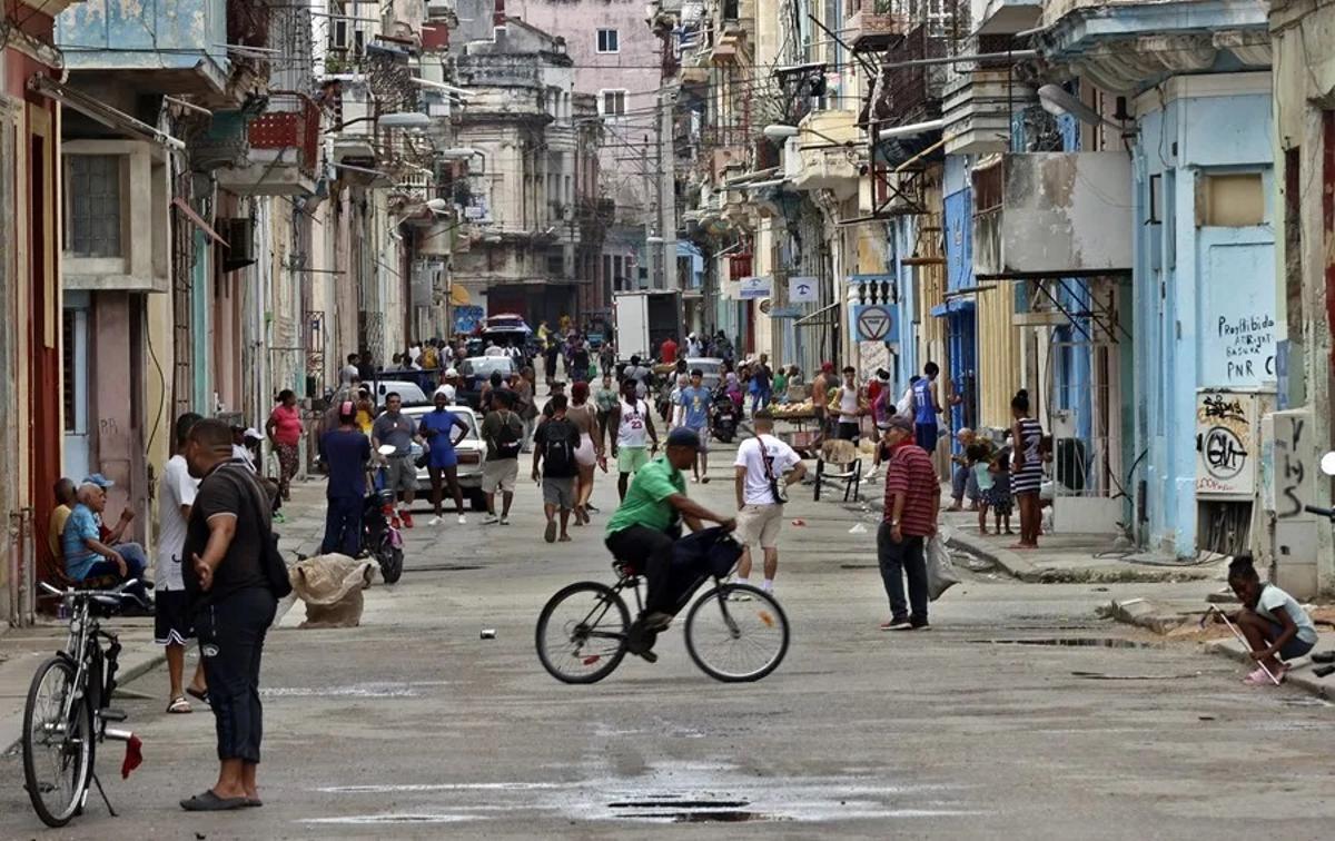 Fotografía de personas caminando por una calle en La Habana (Cuba)