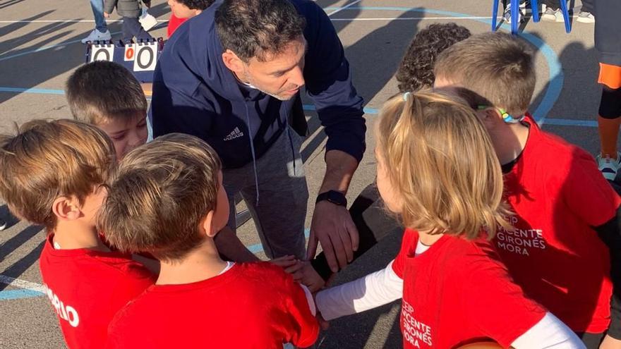 Más de 70 niños disfrutan del baloncesto del Ontibasket en la matinal de Ontinyent