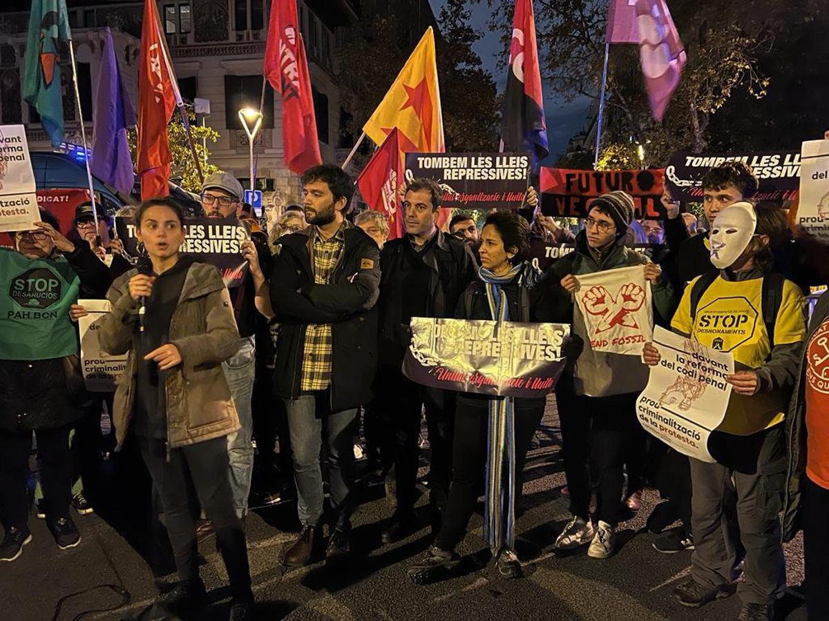 Més de 300 persones es concentren davant la delegació del Govern a Barcelona en contra de la reforma del Codi Penal