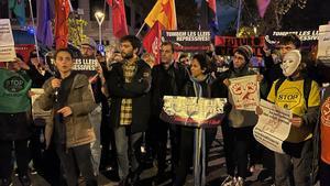 Més de 300 persones es concentren davant la delegació del Govern a Barcelona en contra de la reforma del Codi Penal