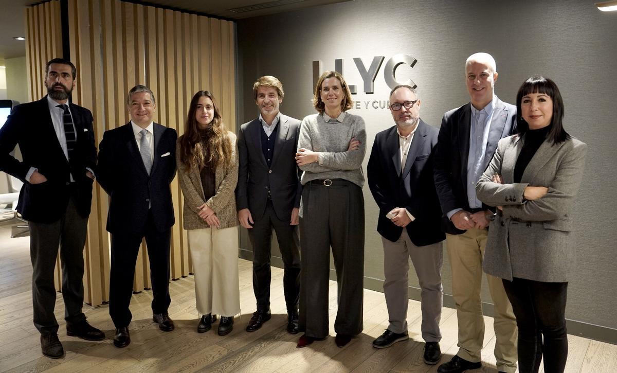 De izda a derecha: Iñaki Ortega, directivo de LLYC; Luis Miguel Peña, CEO de LLYC para Europa; Alba Fernández, experta de Deep Learning de LLYC; Sergi Guillot, director general de Prensa Ibérica; Patricia Cavada, directora senior de Brand &amp; Ads de LLYC; Joan Cañete, director de Estrategia de la Oficina de Proyectos Editoriales de Prensa Ibérica; Luis Hidalgo, director de ciencia de datos de Prensa Ibérica, y Amparo García, CEO de Zeus