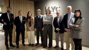 De izda a derecha: Iñaki Ortega, directivo de LLYC; Luis Miguel Peña, CEO de LLYC para Europa; Alba Fernández, experta de Deep Learning de LLYC; Sergi Guillot, director general de Prensa Ibérica; Patricia Cavada, directora senior de Brand & Ads de LLYC; Joan Cañete, director de Estrategia de la Oficina de Proyectos Editoriales de Prensa Ibérica; Luis Hidalgo, director de ciencia de datos de Prensa Ibérica, y Amparo García, CEO de Zeus