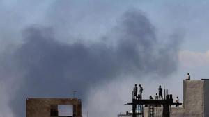 Columnas de humo en Teherán por los nuevos bombardeos de este domingo, 1 de marzo.