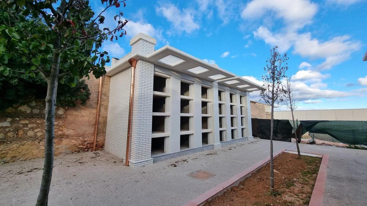 El nuevo bloque de nichos prefabricados del cementerio de Alzira.