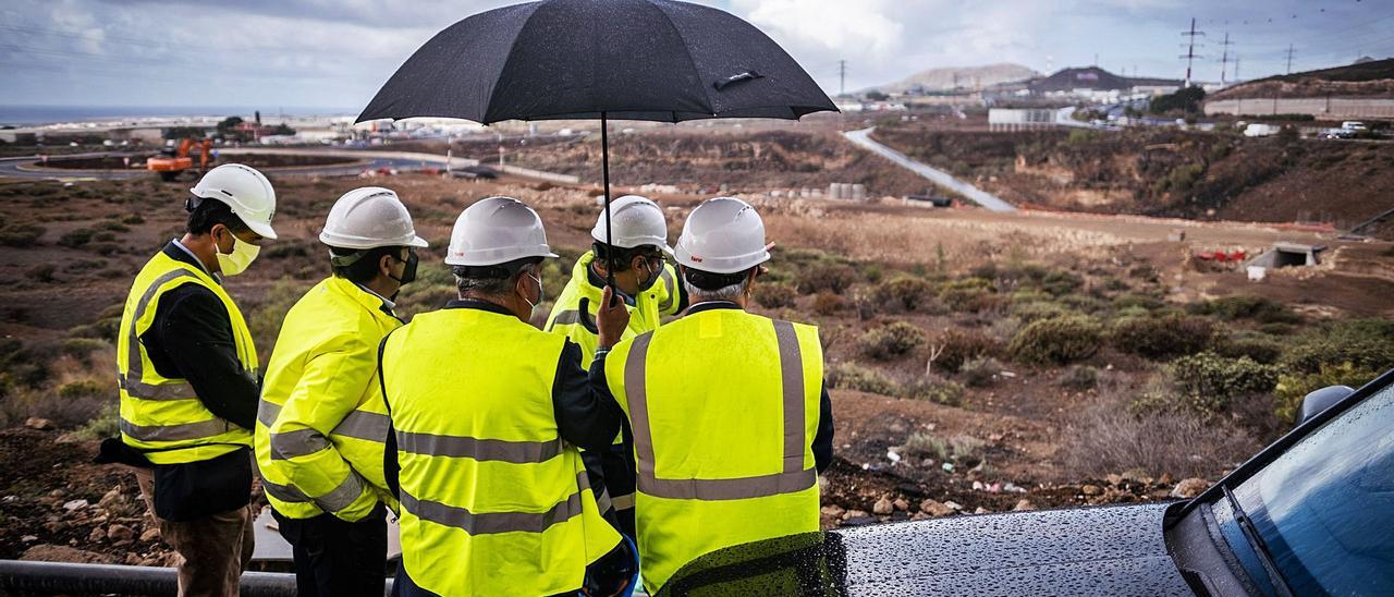 El consejero de Obras Públicas del Gobierno de Canarias, Sebastián Franquis, y otras autoridades inspeccionan los trabajos en el enlace entre Las Chafiras y Oroteanda, en el sur de Tenerife. | | ANDRÉS GUTIÉRREZ
