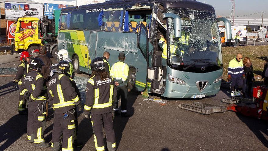 El estado en el que quedó la guagua, tras volcar, en Fuenlabrada.