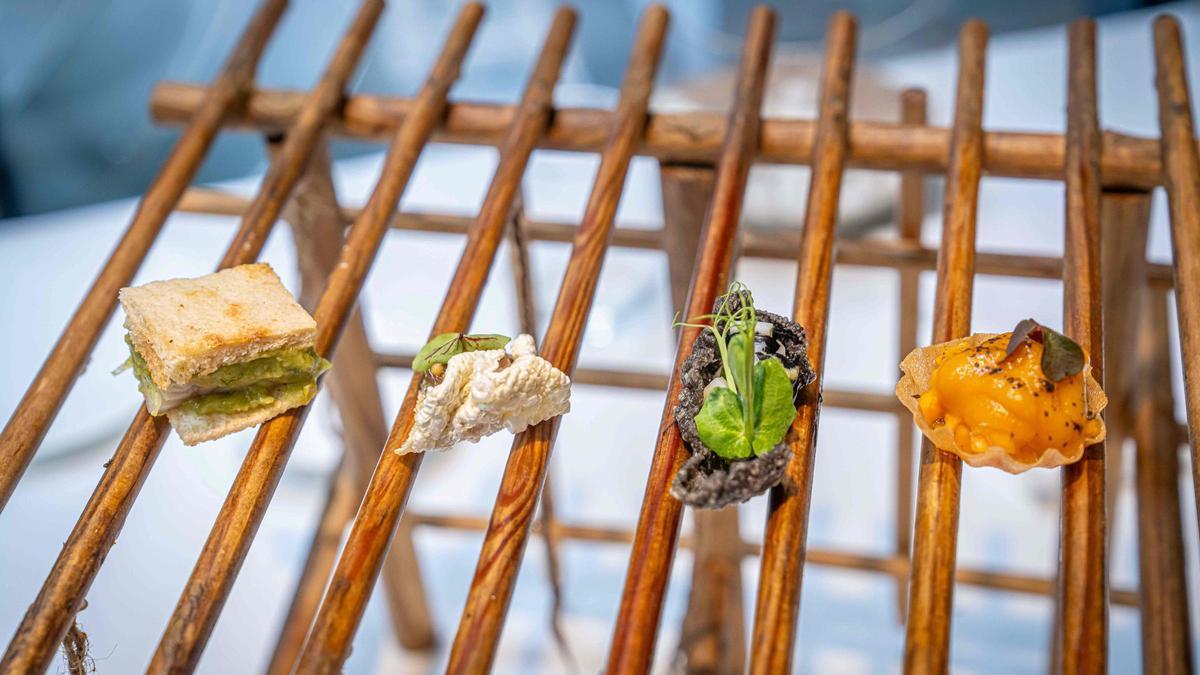Aperitivos del restaurante Xerta servidos sobre unas mini bateas que recuerdan a las del Delta de l'Ebre, símbolo de aquella zona.