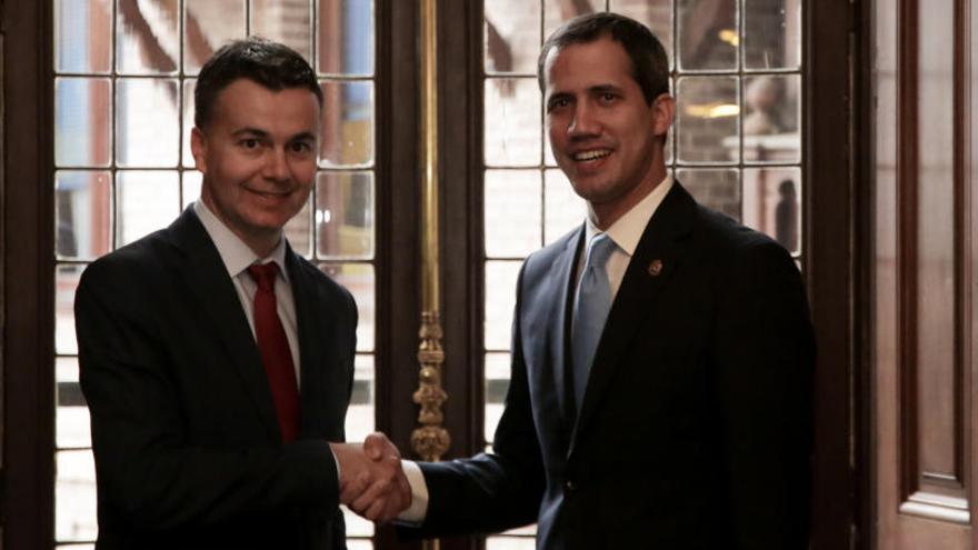 Héctor Gómez, este sábado junto a Juan Guaidó en Casa América, Madrid.