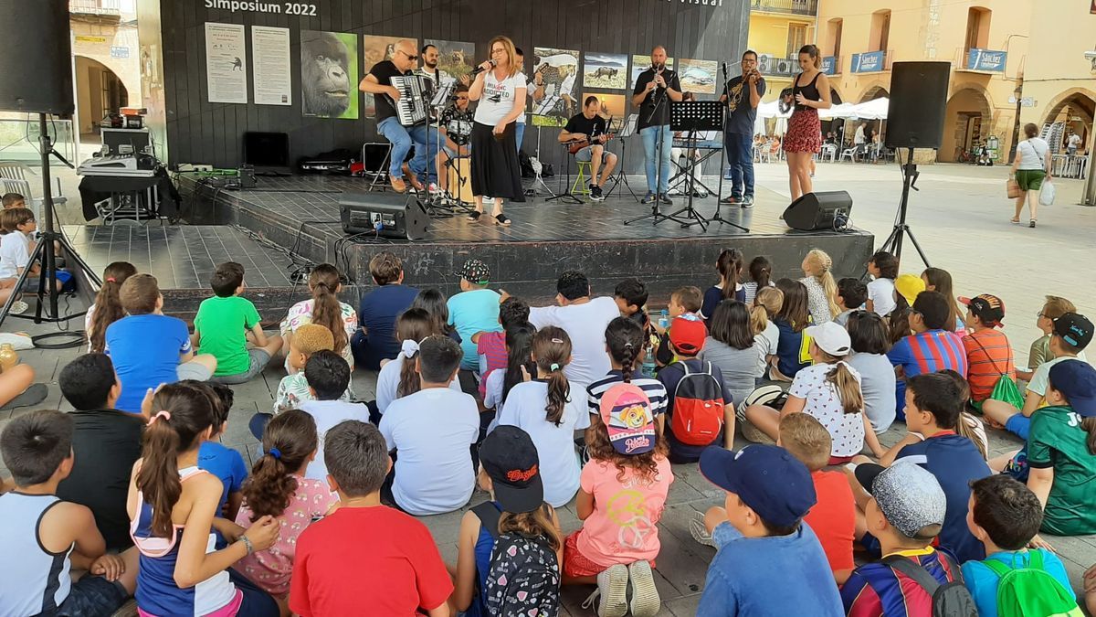 Con el concierto didáctico, los niños salen de las aulas para aprender música en plena plaza Major de Vila-real.