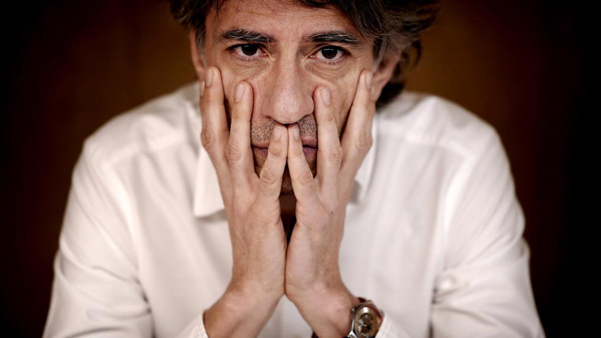 El escritor Juan Tallón durante la entrevista FOTO JOSÉ LUIS ROCA