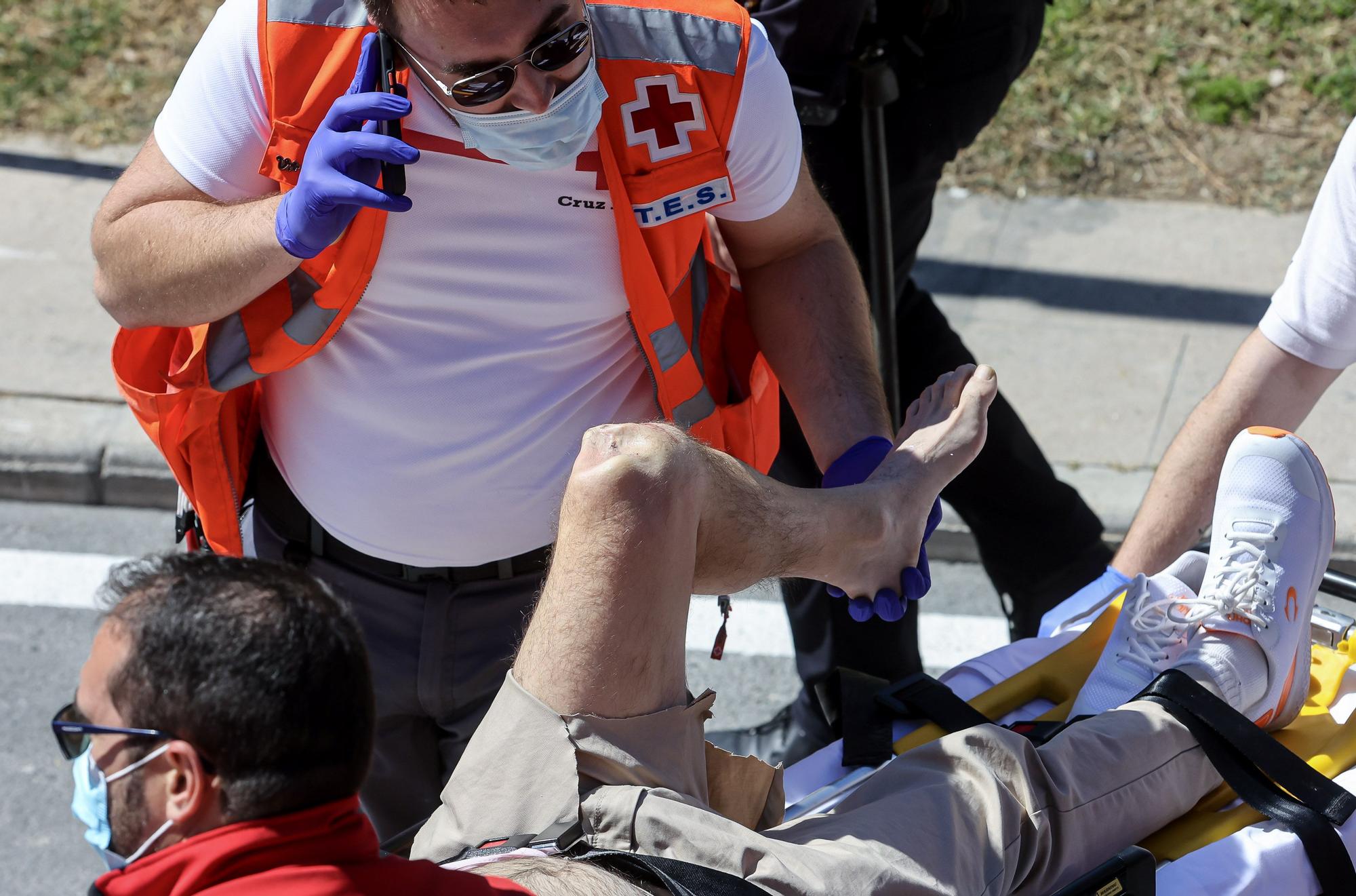 Un hombre sufre una aparatosa caída al precipitarse de un puente durante la jura de bandera de Benidorm