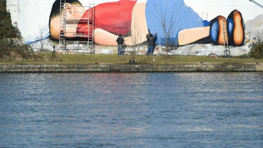 Dos grafiteros pintan un Aylán de 120 metros cuadrados en Francfort