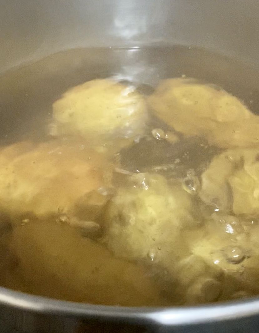 Cocer las patatas con piel el agua con sal.