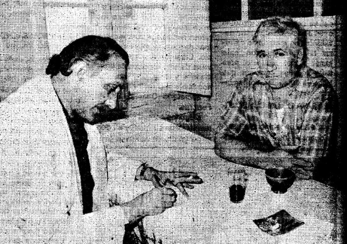 Raúl Comesaña (dcha), entrevistado por el periodista de FARO Carlos Rúa en 1981.