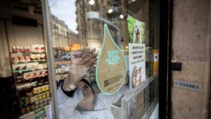 El Govern i els Comuns acorden un xec menstrual i de preservatius per a joves de fins a 25 anys