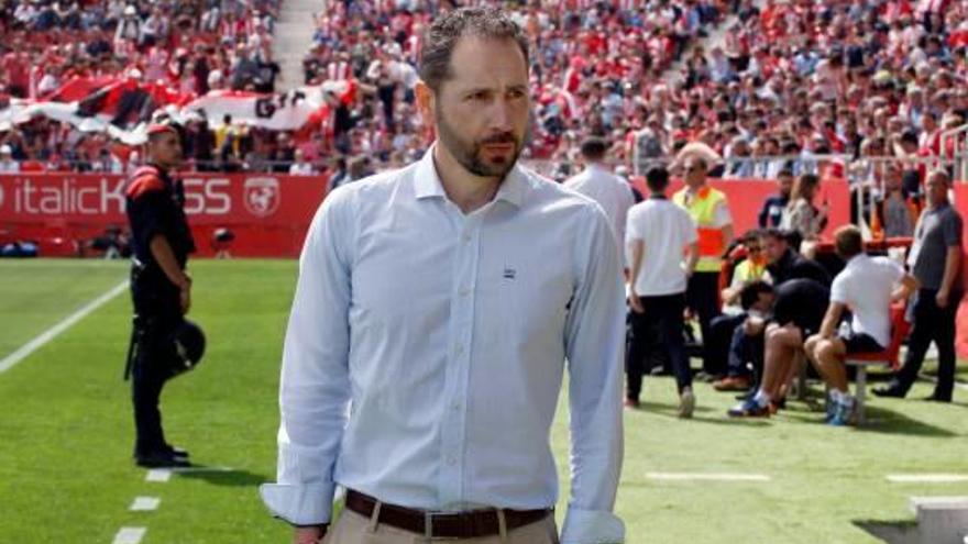 Pablo Machín, pensatiu, abans del partit contra l&#039;Espanyol a Montilivi.