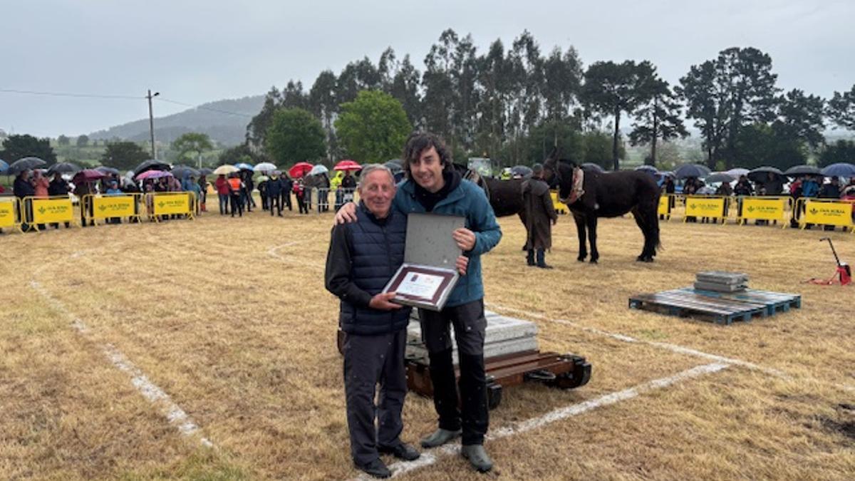 Gerardo Sanz, a la derecha, entregando una placa al ganadero Luisín de Ca Flor