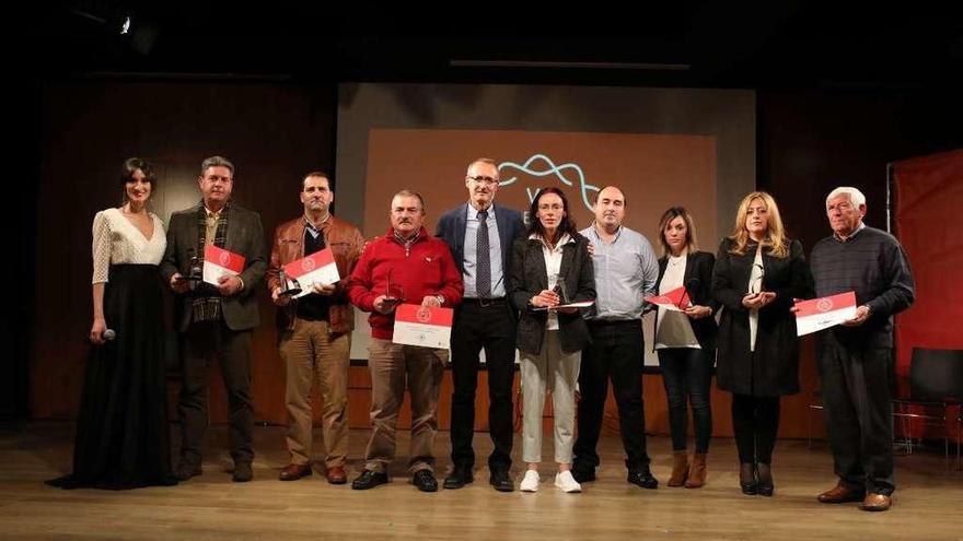 De izquierda a derecha: Cristina Marò (presentadora), Luis Alejandro Martínez (Josmar), Víctor Vidal y Almánzar Moreira (Chandebrito y Camos), Juan González (alcalde), Nuria Gómez y Enrique Villar (C.B. Nigran), Noemi Alvarez (CEE Panxòn), Loli Presas y Juan Sío (Stella Maris). // Emilio Rodríguez / D.P.