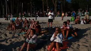 Samil, a remojo bajo la sombra durante un momento histórico