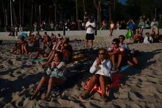Samil, a remojo bajo la sombra durante un momento histórico