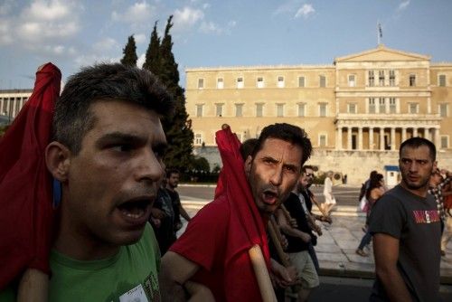 Miles de griegos han salido a las calles de Atenas para protestar contra las medidas que Tsipras ha remitido a Bruselas para acceder al rescate