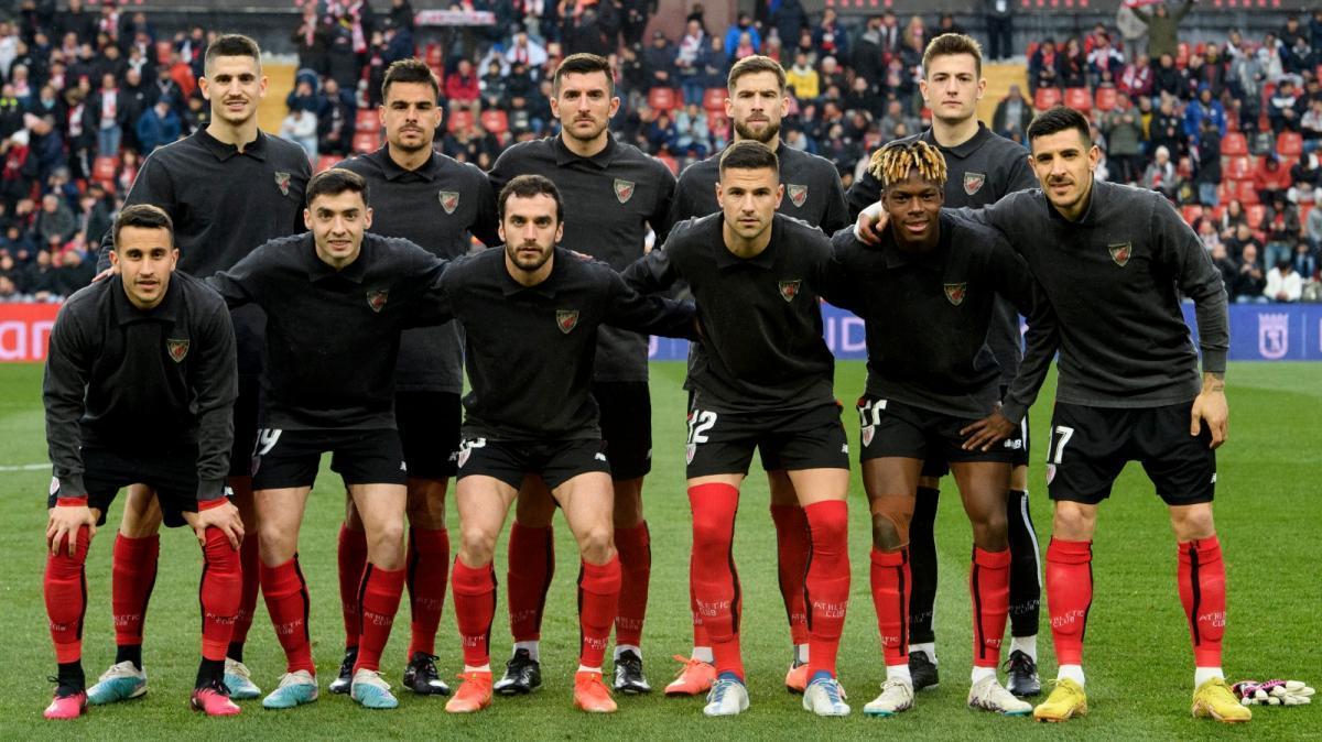 Los jugadores del Athletic posaron con una camiseta vintage en homenaje a Iribar.