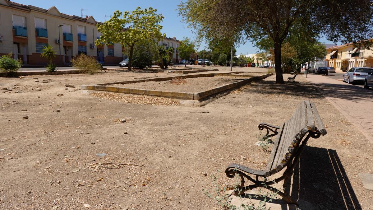 Un banco del paseo de la Radio sin asiento.